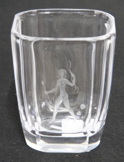 Vaso Orrefors en vidrio con figura femenina traslúcida. (8) 12,5 cm.