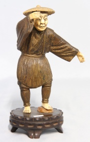 Figura oriental en bronce, base de madera. Restauros. Alto total: 25 cm.