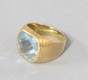 Anillo de oro con piedra color aguamarina. Contraste de título 750. Peso total: 8,5 gr.