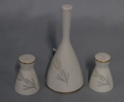 Salero, pimentero y campana, de porcelana Rosenthal. 3 piezas. (46)