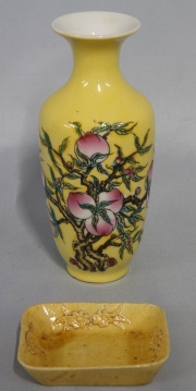 Florero oriental y despojador, esmalte amarillo. Alto vaso: 19 cm. (52)