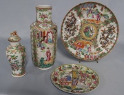 Dos platos, vaso y pequeño potiche de porcelana de cantón. 4 piezas.