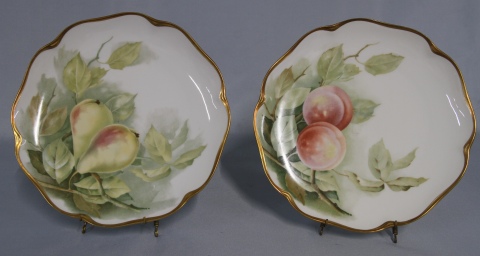 Par platos de porcelana Rosenthal con frutas. Diámetro: 23,3 cm.