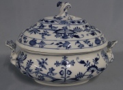 Sopera Meissen de porcelana blanca y azul. Mínima cascadura. Con tapa. Frente: 36,4 cm.