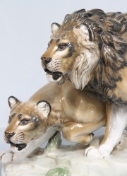 Pareja de Leones, porcelana alemana Rosenthal. Largo: 52 cm. Alto: 30 cm.