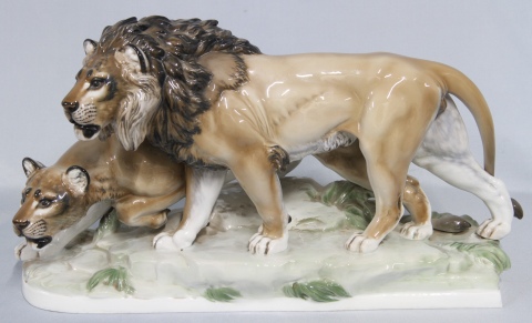 Pareja de Leones, porcelana alemana Rosenthal. Largo: 52 cm. Alto: 30 cm.