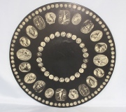 Par de bandejas Piero Fornasetti, circulares, tapas negras con dec. de camafeos, para mesa, Diámetro: 60 cm.