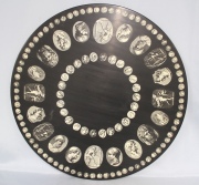 Par de bandejas Piero Fornasetti, circulares, tapas negras con dec. de camafeos, para mesa, Diámetro: 60 cm.