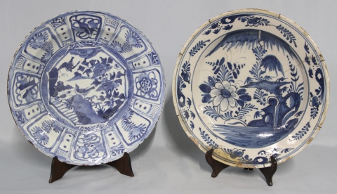 Dos platos antiguos, uno de porcelana y el otro de cerámica. Restauros, deterioros. Diámetro: 35 cm.