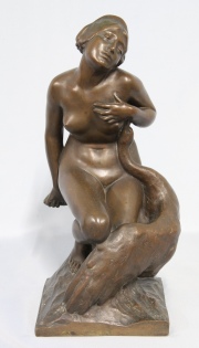 Bronce, Leda y el Cisne, por Antonio Besesti. Alto: 46 cm.