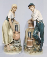 Par de figuras de porcelana Royal Dux. Alto: 62,5 y 60 cm.