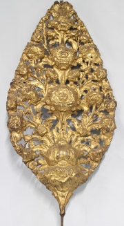 Placa ornamental de bronce repujado en forma de flores. Alto: 107 cm.