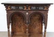 Mueble con motivos árabes, cuatro arcos con dentículos. Alto: 119 cm. Frente: 118 cm. Prof.: 56 cm. (77)