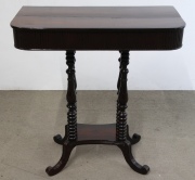 Mesa de arrime. Est. Inglés. Rajadura restaurada. Alto: 85 cm. Frente: 81 cm.