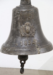 Gran campana de bronce de 1894. Con badajo. Alto: 37 cm. Diámetro: 34,5 cm.