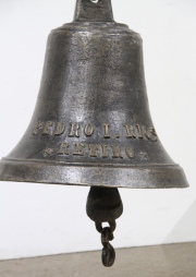 Gran campana de bronce de 1894. Con badajo. Alto: 37 cm. Diámetro: 34,5 cm.