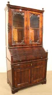 Secretaire con alzada americano, de caoba, pequeños deterioros. Alto: 215 cm. Frente: 107 cm. Prof.: 59 cm.