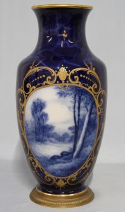 Vaso de porcelana francesa de Sevres, azul cobalto y dorado. Alto: 43.4 cm.