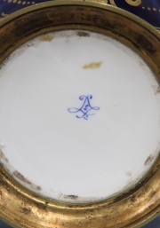 Vaso de porcelana francesa de Sevres, azul cobalto y dorado. Alto: 43.4 cm.