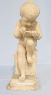 Niño Escribiendo, escultura marmolina. Restauros. En base a Antonio Canova. Alto: 42 cm.