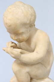 Niño Escribiendo, escultura marmolina. Restauros. En base a Antonio Canova. Alto: 42 cm.