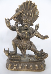 Dharmaraja Yama con Yami, escultura nepalesa de bronce patinado. Alto: 14,8 cm.