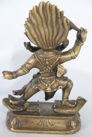 Dharmaraja Yama con Yami, escultura nepalesa de bronce patinado. Alto: 14,8 cm.