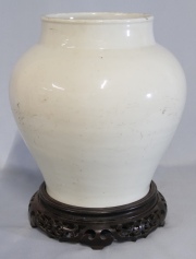 Gran vaso de porcelana china. Base de madera tallada. Mínimos desperfectos. Alto: 31 cm.