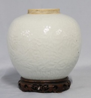 Vaso porcelana blanca con dragón en relieve entre rameados. Agujero para electrificación, base de madera. Alto: 21 cm.